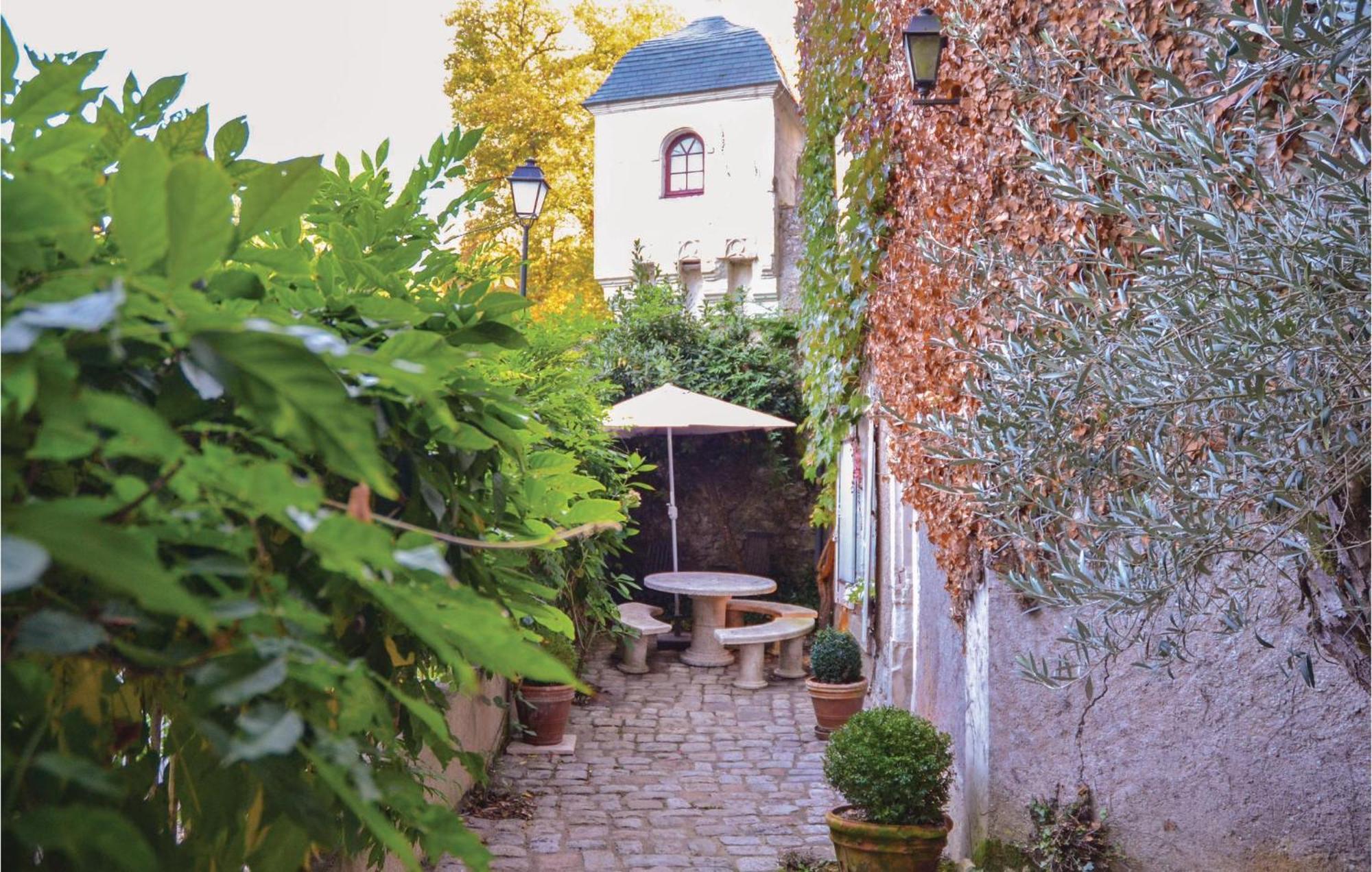 Cozy Home In Gennes With Kitchen 外观 照片
